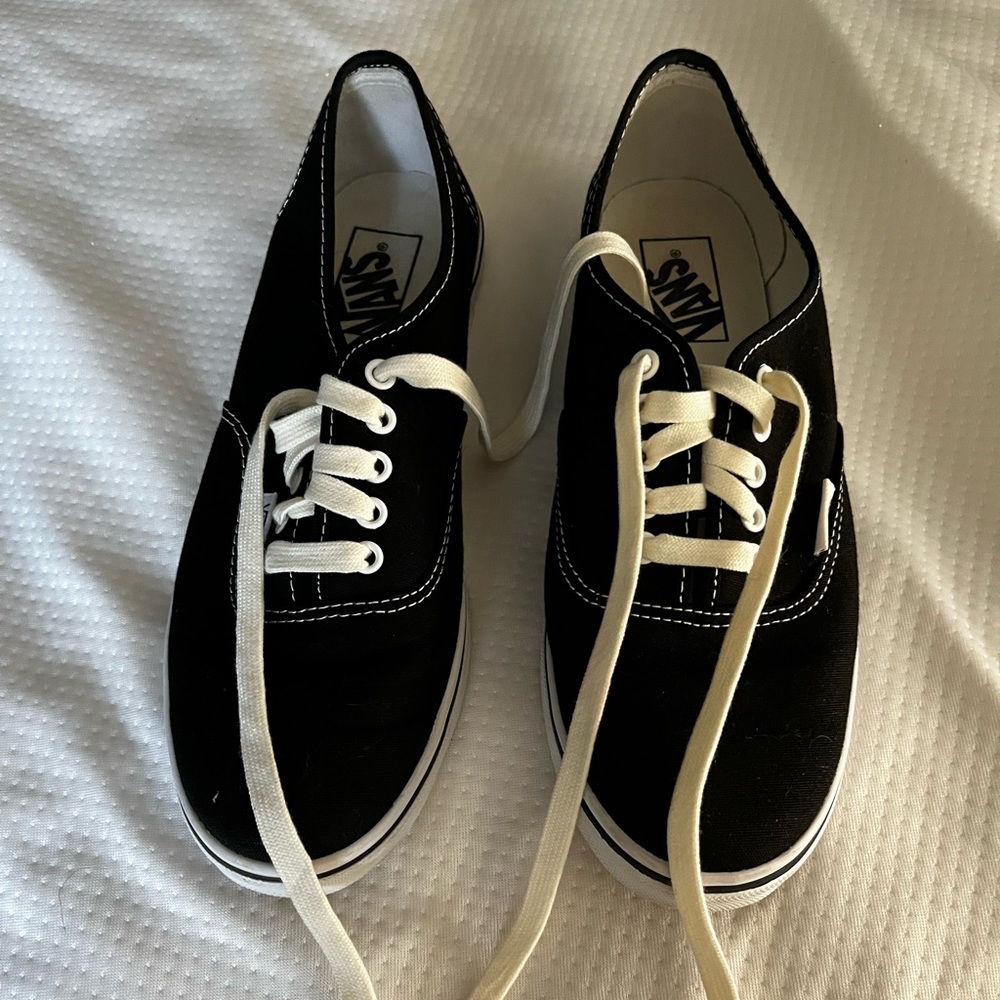 Black low-top authentic Vans